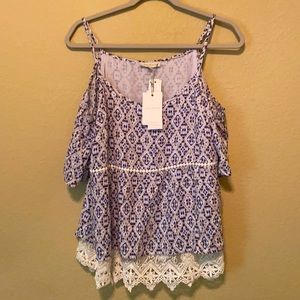 Skies are Blue Cold Shoulder top. Size M